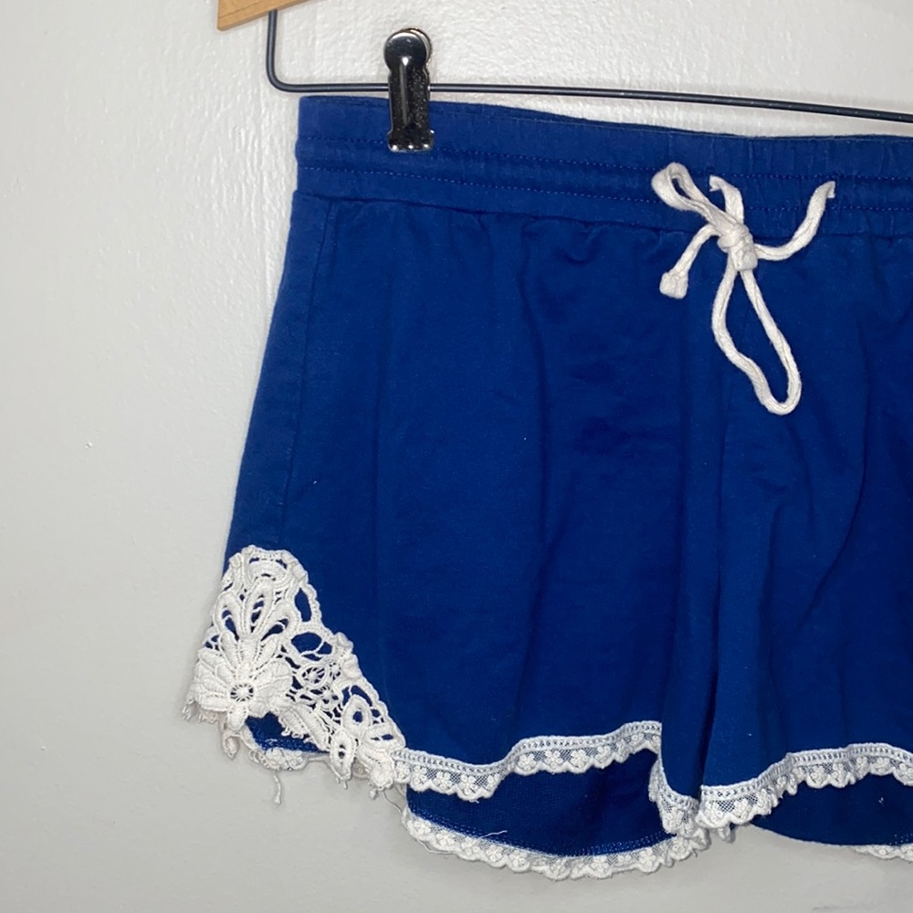 🌵Navy blue shorts with cream lace detail!